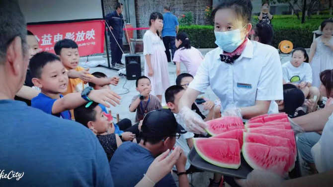 重拾兒時回憶 生活好不愜意  ——宜居陽光物業“西瓜電影節”圓滿結束