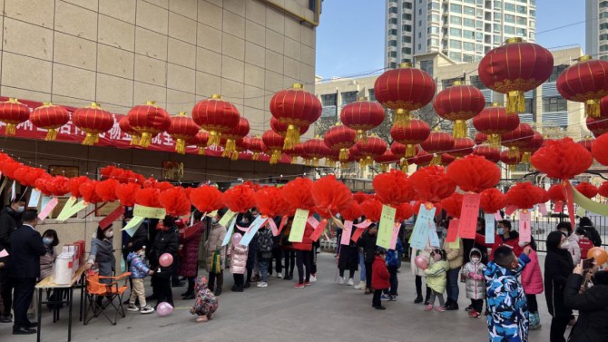 “同心聚活力、睦鄰鬧元宵”   ---置業(yè)公司宜居陽光物業(yè)各物業(yè)中心開展“猜燈謎、鬧元宵”活動(dòng)