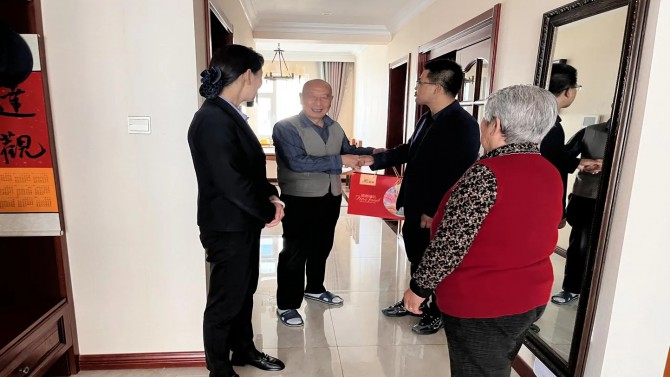 紅色物業，情暖中秋 ——上尚宅物業中心慰問孤寡老人